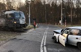 Groźny wypadek na przejeździe kolejowym w Kluczborku. Pociąg uderzył w opla astrę [ZDJĘCIA]