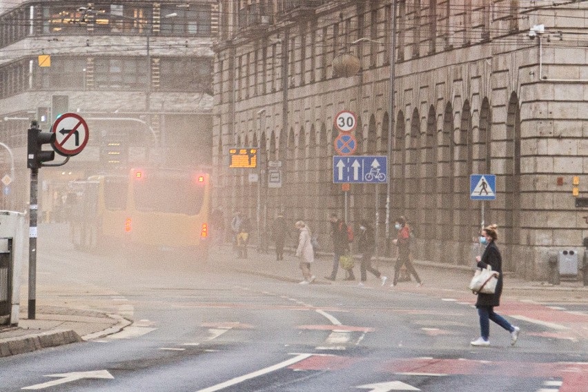 Wrocław aż się kurzy! Skąd tyle pyłu na ulicach w centrum miasta?