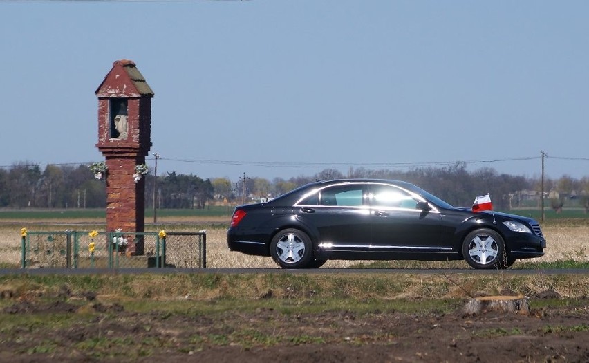 Mercedes z Prezydentem RP w drodze na miejsce budowy...