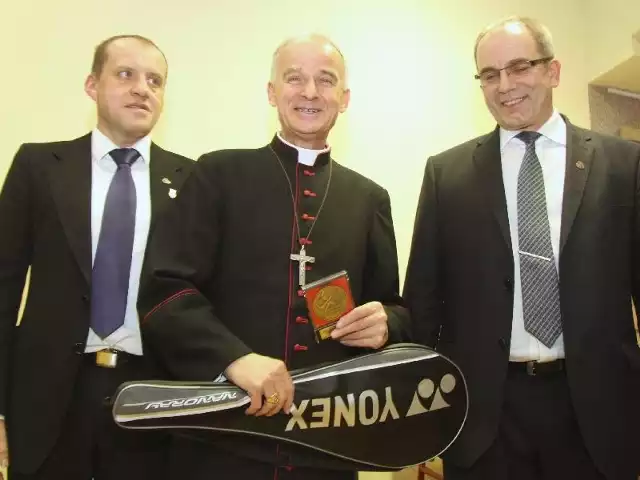 Od lewej Jacek Wiatrowski, wiceprezes Świętokrzyskiego Związku Badmintona, biskup Marian Florczyk i Zbigniew Wojciechowski, prezes Świętokrzyskiego Związku Badmintona.