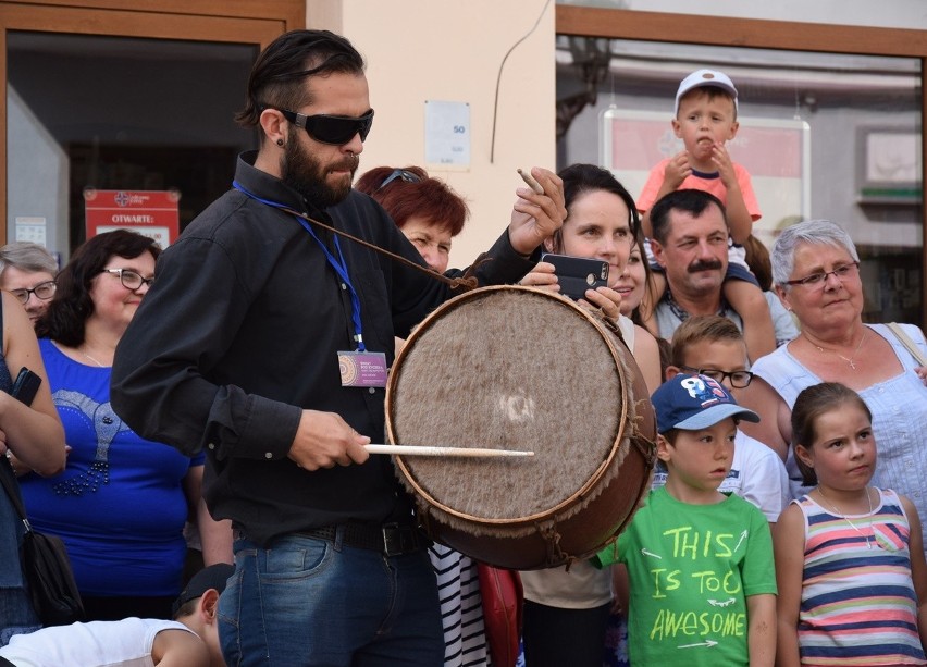 Gorlice. Festiwal Świat pod Kyczerą. Przez miejski deptak przeszedł barwny korowód artystów z różnych stron świata