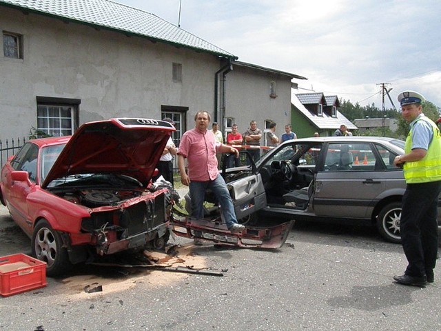 Kierowca passata (czerwony) uderzył w audi, bo zasłabł za kierownicą
