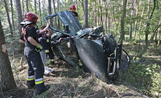 Do zdarzenia doszło w środę, 8 czerwca. Jadący z Zielonej Góry w stronę Zawady seat na prostym odcinku wypadł z drogi. Auto uderzyło w kilka drzew i przewróciło się na bok. Ranną pasażerkę do szpitala zabrała karetka pogotowia ratunkowego.