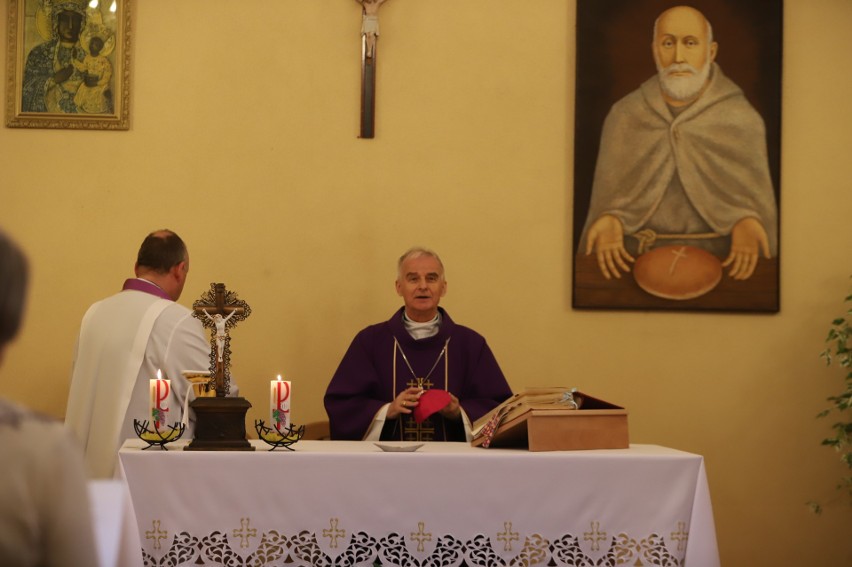 Biskup Marian Florczyk w Środę Popielcową odprawił mszę świętą w Schronisku imienia Brata Alberta w Kielcach  