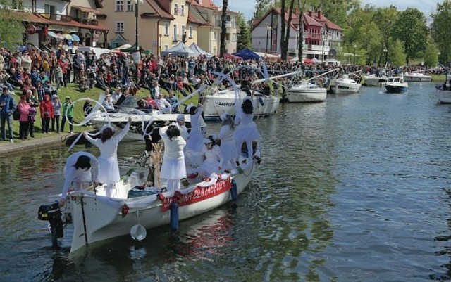 Parada Jednostek Pływających po Kanale Łuczańskim przyciąga co roku do Giżycka tłumy widzów