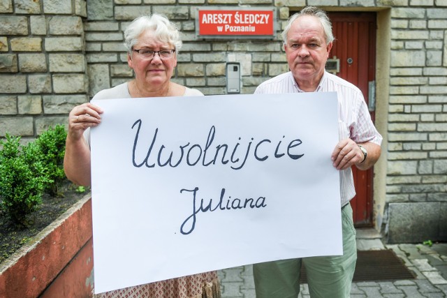 Rodzice Juliana od początku domagają się uwolnienia syna z aresztu.