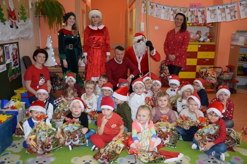 Wójt gminy Mirzec wcielił się w pomocnika Świętego Mikołaja i obdarował najmłodszych prezentami. Zobacz zdjęcia