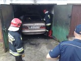 Sandomierz: Mercedes palił się w garażu