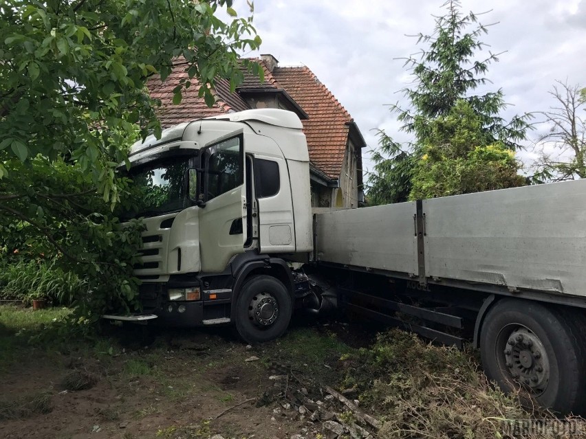 Ciężarówka wjechała w dom na DK 11 w Sarnowie.