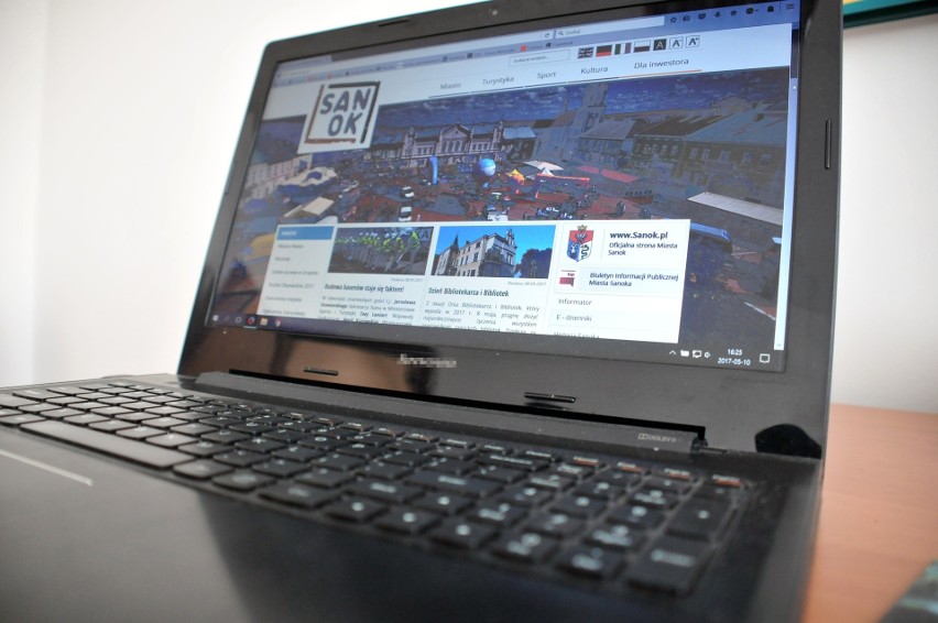 Laptopy uderzyły w budżet Sanoka. Miasto musi zwrócić 2,7 mln złotych dotacji na projekt związany z przeciwdziałaniem wykluczeniu cyfrowemu