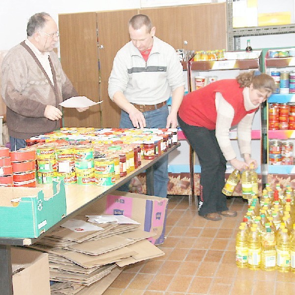 W siedzibie Banku Żywności dary przeliczali Małgorzata i Zygmunt Tarachowie oraz Zbigniew Kasprowicz