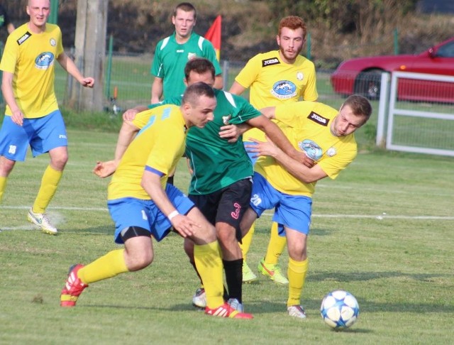 Piłkarze Orła Iwanowice (żółte koszulki) zajmują w tabeli 4. miejsce