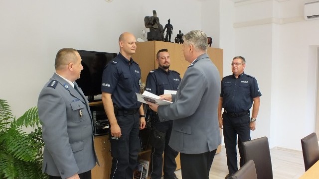 Policjanci uratowali 12 osób z płonącego budynku