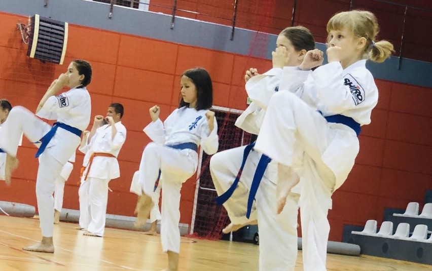 100 młodych uczniów zdawało egzaminy karate w Chęcinach. Nie było lekko [ZDJĘCIA]