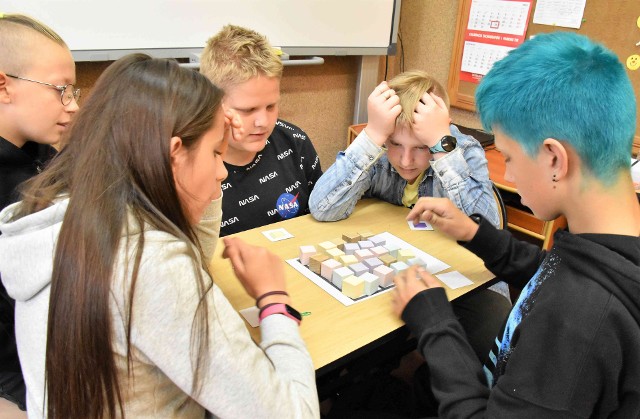 Uczniowie doskonale bawili się rozwiązując zadania podczas Festiwalu Matematyki w Szkole Podstawowej w Orłowie