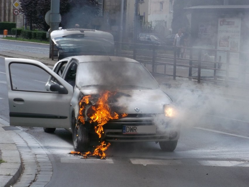 Wrocław: Auto w płomieniach na skrzyżowaniu Pomorskiej i Dubois (FILM, ZDJĘCIA)