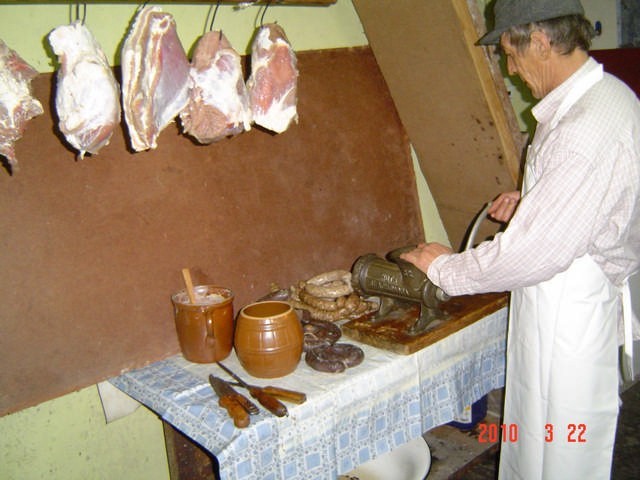Rzeźnik odcinał po skrawku świeżego mięsa, które smażono potem na patelni ze słoniną, cebulą i doprawione solą i pieprzem. Tak właśnie robiono świeżonkę. 