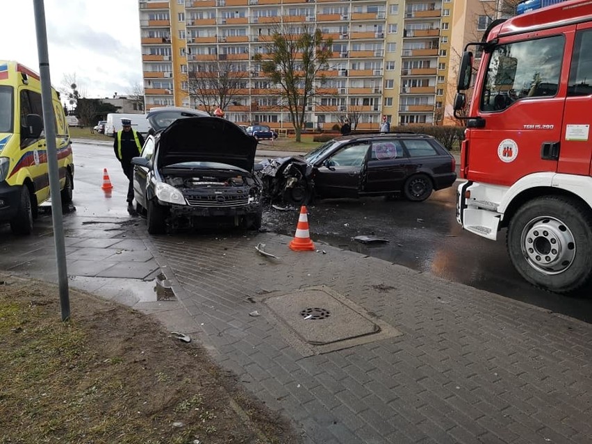 Wypadek dwóch aut na bydgoskim Szwederowie [zdjęcia]