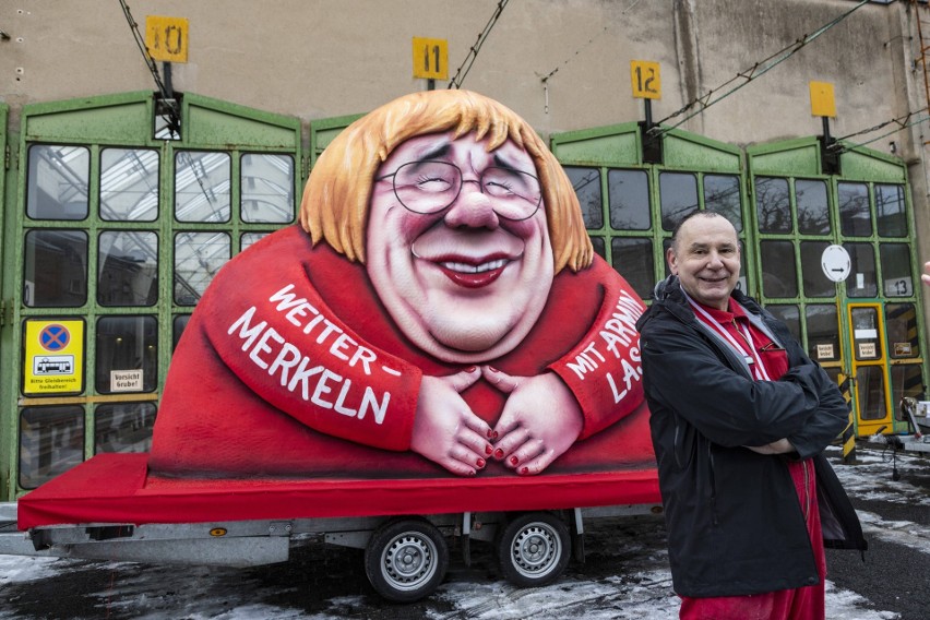 Twórca karykatur Jaques Tilly z postacią przedstawiającą...