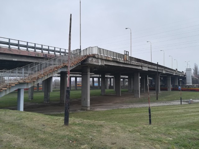 Wiadukt na Dąbrowskiego w pobliżu Gojawiczyńskiej i stacji Łódź Dąbrowa jest w fatalnym stanie technicznym. Od niedzieli wprowadzone zostanie tam zawężenie jedni, ograniczenie prędkości i zakaz wjazdu ciężarówek.