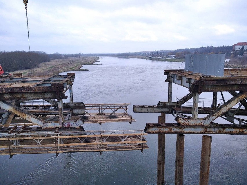 W ramach rozbiórki most w Sandomierzu został już przecięty...