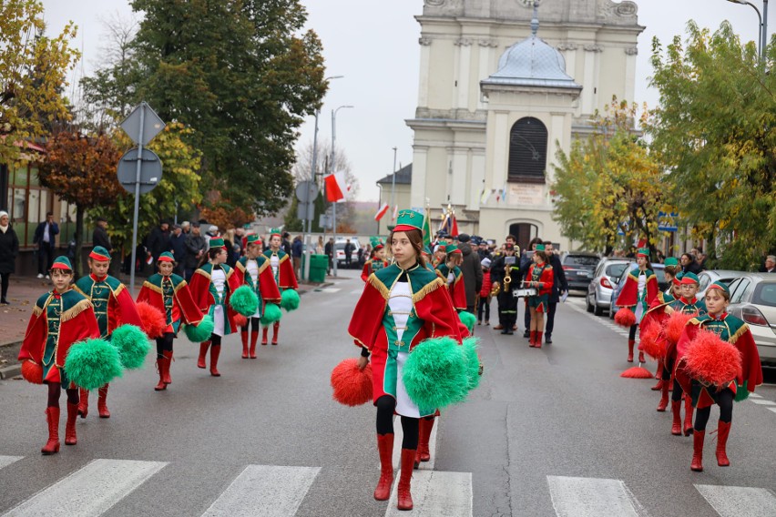 Mieszkańcy Chmielnika tłumnie obchodzili Święto Niepodległości. Kolorowy przemarsz przez miasto