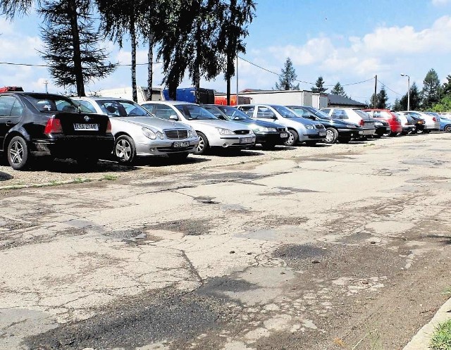Parking przy skateparku zawsze jest pełen samochodów. Żeby tu zaparkować, najpierw trzeba pokonać wiele dziur na ulicy