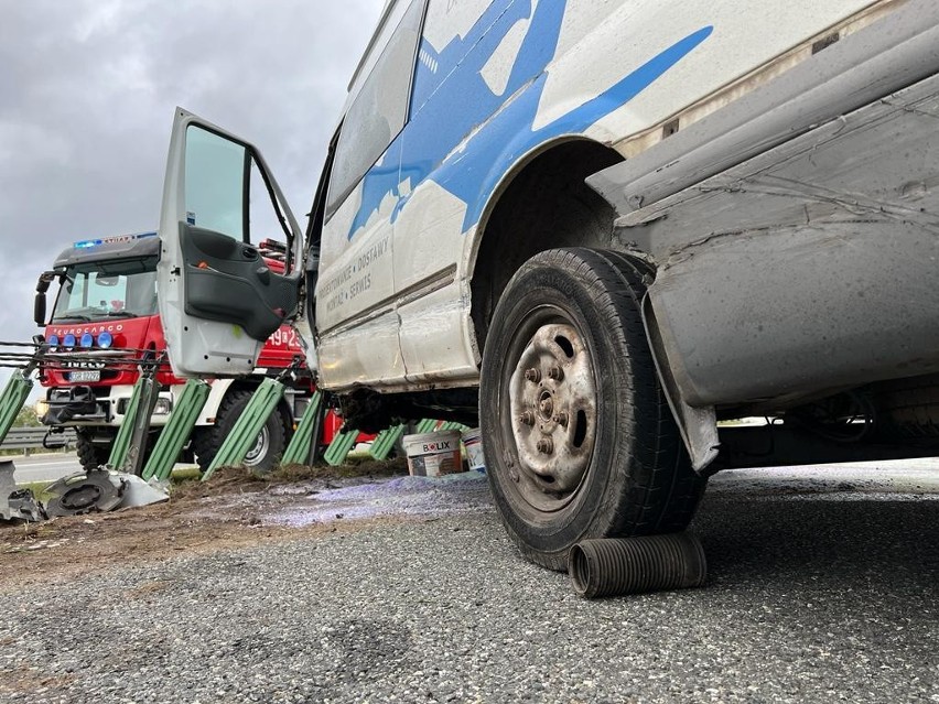 Bus staranował barierki na autostradzie A1