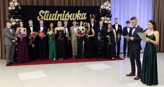 Tegoroczni maturzyści z IV Liceum Ogólnokształcącego w Grudziądzu bawili się w czwartek (5 stycznia) w hotelu Rudnik. 