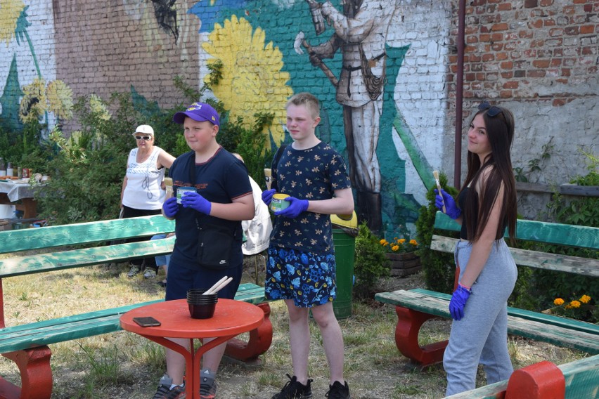 Skwerek Obfitości w Ostrowi Mazowieckiej nabiera kolorów. Mieszkańcy wspólnie pomalowali ławki