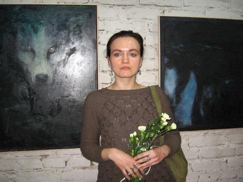 Daria Mańczyńska pokazuje swoje obrazy.