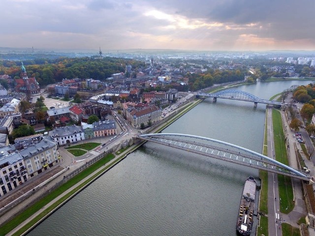 Dwa brzegi Wisły łączy - obwieszona kłódkami zakochanych - kładka Bernatka. Na lewo Podgórze m.in. ze swoim Rynkiem i kościołem św. Józefa