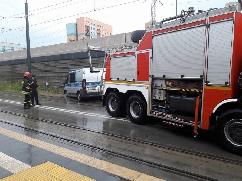 Radiowóz wyciągnęli strażacy.