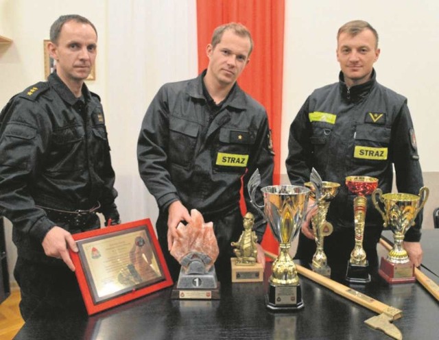 Marek Łabędź, Szymon Jopek i Mariusz Pustuła prezentują część swoich trofeów z wielickich zawodów