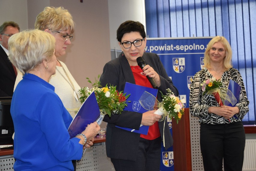Władze powiaty dziękowały osobom działającym w Powiatowej...