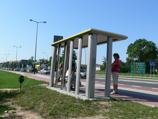 Podtrzymywany przez linki przystanek znajduje się w centrum miasta przy ulicy Sikorskiego w Tarnobrzegu