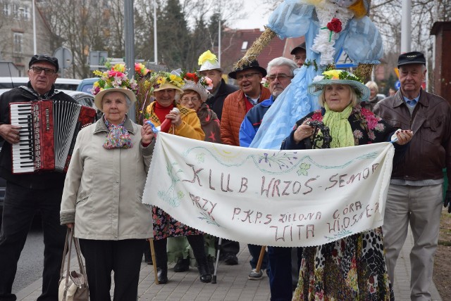 Zielona Góra, 21 marca 2019. Seniorzy z Klubu Seniora Wrzos witają wiosnę ze śpiewem i uśmiechem na ustach.