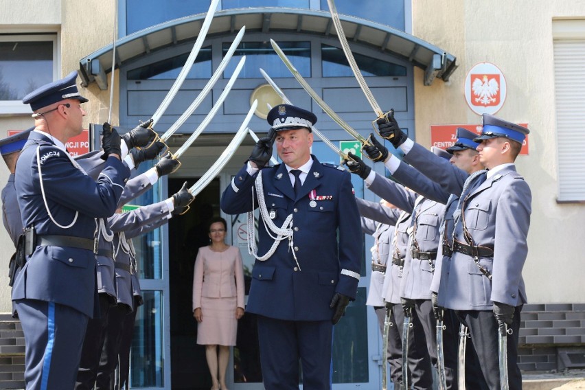 Święto Policji w Kielcach. Odznaczenia i medale dla świętokrzyskich policjantów, gratulacje dla generała Pawła Dzierżaka (DUŻO ZDJĘĆ)