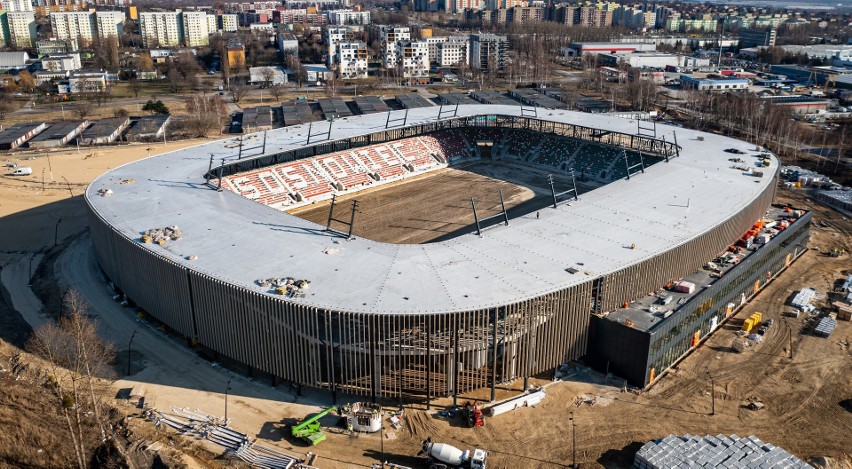 Budowa stadionu piłkarskiego w Sosnowcu powoli zbliża się ku...