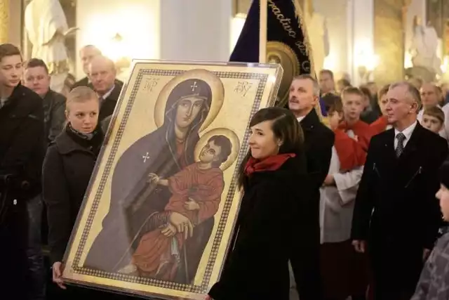 Pątnicy zgromadzili się w kościele wokół symboli Światowych Dni Młodzieży - krzyża i ikony Matki Bożej.