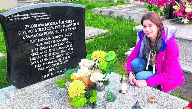 Cmentarz parafialny w Czarnocinie. Gimnazjalistka Alicja Paczkowska zapaliła  znicze na zbiorowej mogile, gdzie pochowani są  żołnierze 6. Pułku Strzelców Podhalańskich, którzy polegli  w 1939 roku.