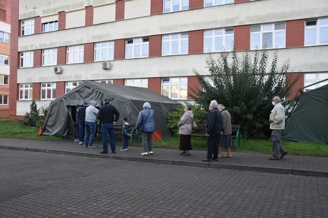 Triażem pacjentów pod szpitalem w Grudziądzu zajmują się m.in. żołnierze Wojsk Obrony Terytorialnej