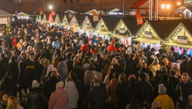 Odrobina świątecznej magii w listopadzie, a w Złotej Bramie dykta i kicz. Jarmark Bożonarodzeniowy w Gdańsku gromadzi tłumy