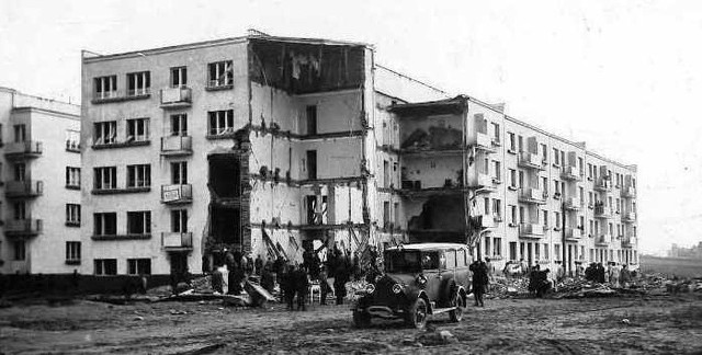 Zniszczony wybuchem dom przy ul. Piłsudskiego.  Z lewej brakuje gmachu Urzędu Miejskiego