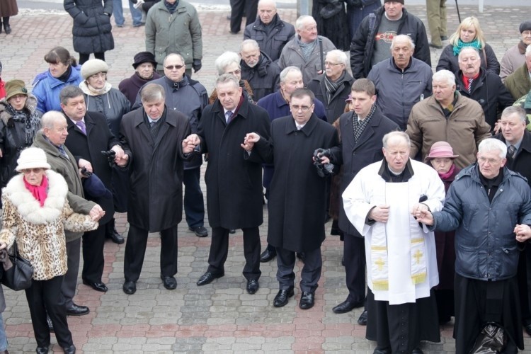 Pomnik Smoleński. Modlitwa i kwiaty (zdjęcia)