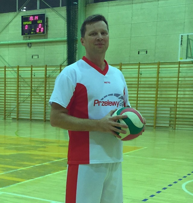 39-letni Michał Bzowy to kapitan drużyny Przelewy24 i trzkrotny mistrz siatkarskiej ligi BSA