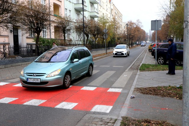 Czerwony kolor ma spowodować, że rowerzyści będą bezpieczniej przedostawać się na drugą stronę ulicy