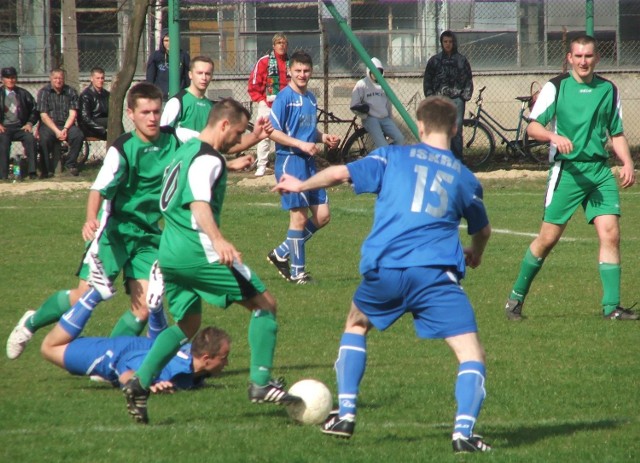 Fragment meczu w Pysznicy, w którym Olimpia zremisowałą z Iskrą Sobó Tarnobrzeg 2:2.