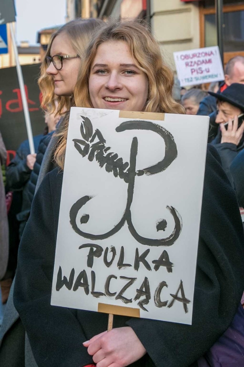 "Chcemy szacunku". Kobiety protestowały na ulicach Krakowa [ZDJĘCIA, WIDEO]
