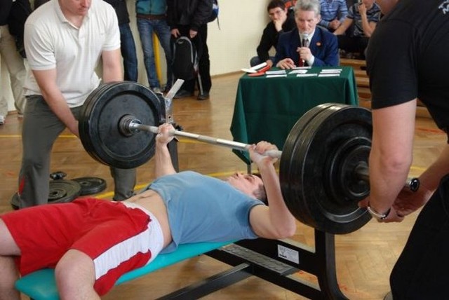 Próba podniesienia sztangi o wadze 125 kilogramów przez Adriana Bartosińskiego (ZSM Kielce). 